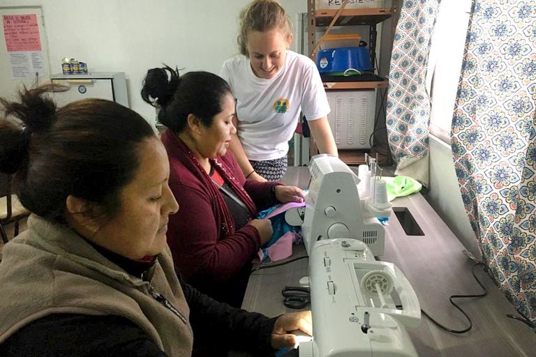 Sofía Hammar, voluntaria de Pata Pila, junto a dos mujeres de la comunidad de Yacuy, durante un taller de costura