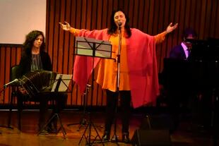 La soprano Constanza Castillo, de Valparaíso Lyric Projetc, interpretó una canción de Fito Paéz y otra de Violeta Parra