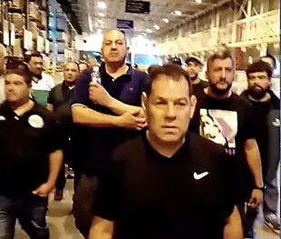 El sindicato de Camioneros publicó un video en donde se puede ver a parte de los delegados ingresando a un supermercado en modo "patota"