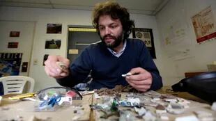 Ulises Camino, arqueólogo urbano, analiza objetos descartados en el ex corralón Vélez Sarsfield, en Floresta