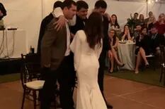 Tiene parálisis pero pudo bailar en su boda gracias a la ayuda de sus amigos