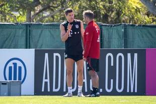 Robert Lewandowski y Hansi Flick conversan en una de las últimas prácticas de Bayern Munich