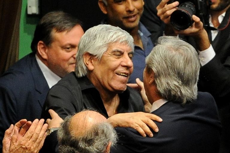 Hugo Moyano se abraza con Alberto Fernández; el sindicalista tensó la relación con una carta en la que enumeró sus demandas