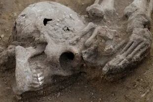 Las cabezas de todos los cuerpos fueron encontradas colocadas a los pies de las tumbas o entre las piernas de los muertos