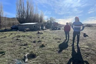 Fabio Reuque junto a su mamá Irma en el principio del invierno; de fondo, su casa