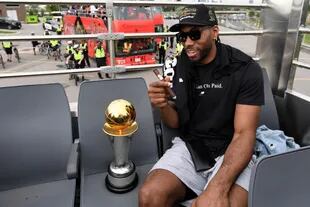 Locura en Toronto: Kawhi Leonard con el trofeo de MVP de la final de la NBA