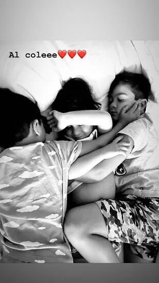 La foto de Thaigo, Mateo y Ciro durmiendo juntos en la cama de Antonela Roccuzzo y Lionel Messi