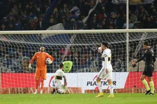 Romero, Figal y Pol Fernández, impotentes tras uno de los cuatro goles de Godoy Cruz