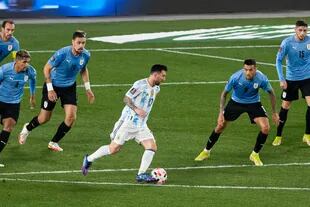 Lionel Messi vs Uruguay. La selección Argentina enfrentó a la de Uruguay por las eliminatorias del mundial Qatar 2022, en el estadio "Monumental"