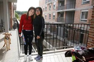 Lucía Beltran y Stefani Loja nuevas viviendas de la villa Rodrigo Bueno, en Costanera Sur.