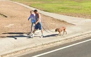 En la foto que sigue la secuencia se puede ver que el perro tiene cuatro patas y fue un error de la cámara. Fuente: Google Maps