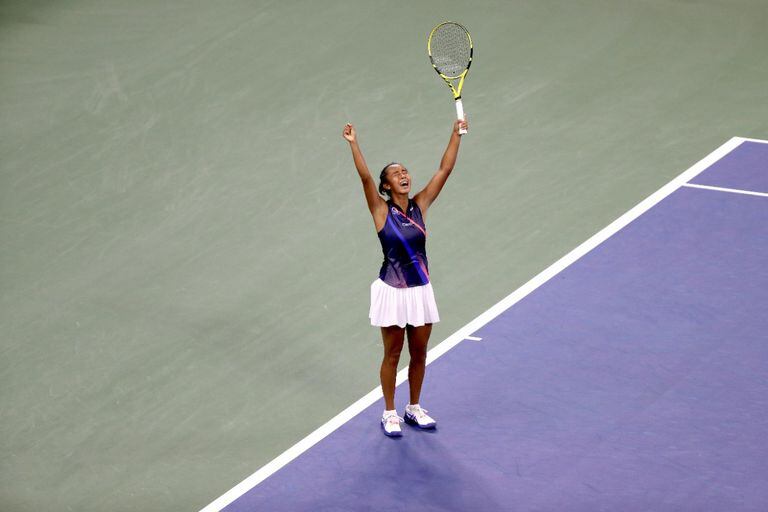 La emoción de la canadiense Leylah Fernandez, que este lunes cumplió 19 años y es una de las ocho mejores del US Open. 