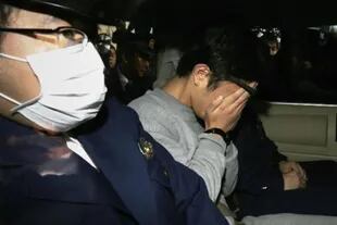 Takahiro Shiraishi se cubre la cara con las manos mientras es transportado a la oficina del fiscal desde una estación de policía en Tokio, el 1 de noviembre de 2017