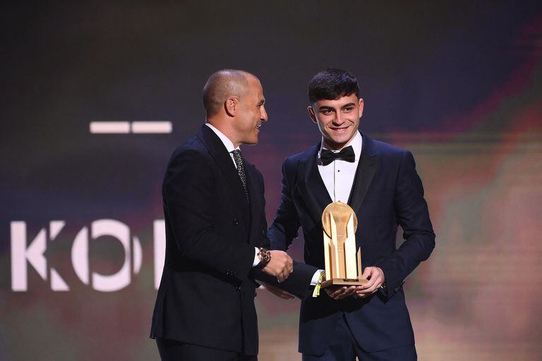 Pedri, jugador de Barcelona, recibe el premio al mejor Sub 21, de manos de Fabio Cannavaro, y le agradeció especialmente a los futbolistas que respaldaron para llegar a primera