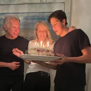 Cecilia Bolocco celebra su cumpleaños junto a su hijo Máximo y a su pareja, José Patricio Daire (Foto: Instagram @ceciliabolocco)
