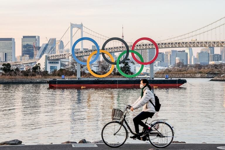 Vista de los anillos olímpicos en Odaiba, Japón.