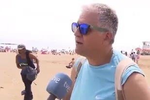 Entrevistaban a un turista en la playa de Barcelona y las cámaras captaron un increíble momento