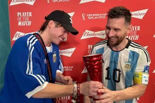 Paulo Londra le entregó el premio de mejor jugador del partido a Lionel Messi vs. Australia