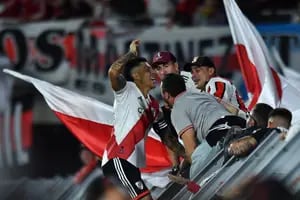 El alocado festejo de Enzo Pérez en un alambrado y la autocrítica por los incidentes con Boca
