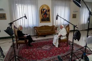 El Papa Francisco hace una pausa durante una entrevista con The Associated Press en el Vaticano, el martes 24 de enero de 2023.