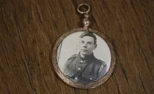 Una foto del joven Ted Ambrose hallada en la valija del soldado