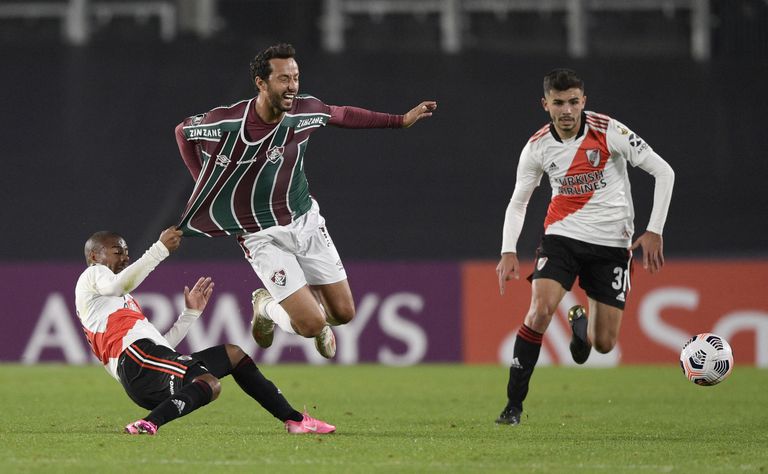 De La Cruz sujeta a Nené, una de las figuras de Fluminense