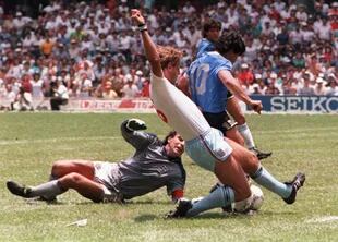 Terry Butcher fue uno de los cinco ingleses superados por la gambeta de Maradona, pero el único que intervino dos veces en la acción; su esfuerzo insuficiente en el cruce es el último obstáculo que supera el 10 argentino.