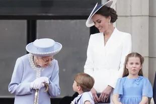 Il principe Louis parla con la bisnonna durante le celebrazioni del Giubileo di platino
