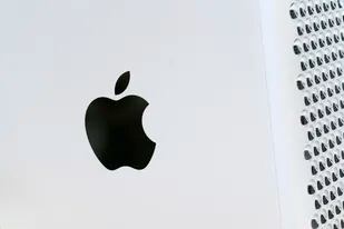 En esta imagen de archivo, tomada el 21 de mayo de 2021, se muestra el logo de Apple en una computadora Mac Pro en Nueva York. (AP Foto/Mark Lennihan, archivo)