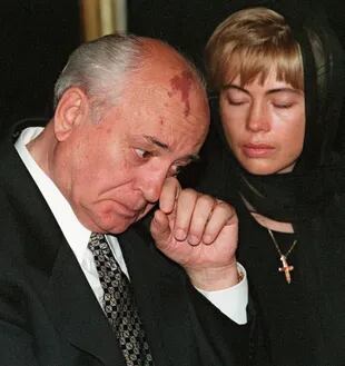 En esta foto tomada el 23 de septiembre de 1999, el expresidente soviético Mijail Gorbachov se limpia las lágrimas junto a su hija Irina durante una ceremonia en homenaje a la fallecida Raisa Gorbacheva, en Moscú