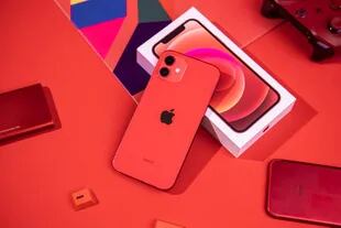 A partir del iPhone 12 Apple dejó de incluir el cargador en la caja de venta del teléfono; Samsung y Xiaomi tienen políticas similares