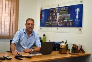 Buljibasich hoy, en su oficina de San Carlos de Apoquindo, con el premio por la valla invicta