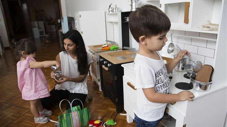Rocío Alalu “cocina” con sus hijos Vicente y Helena: “Me gustan los juguetes pensados para niños y niñas por igual”, dice