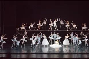 Treinta y cinco bailarines, impolutos, se recortan sobre la caja del escenario en "Suite en blanc"