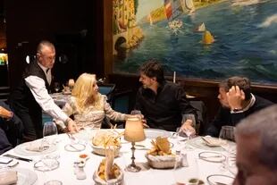 Susana Giménez conversa con Darío Turovelzky, máxima autoridad de Telefe, en el restaurante St. Tropez del hotel Enjoy