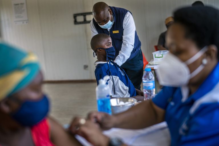 Menos del 30% de la población de Sudáfrica se encuentra completamente vacunada