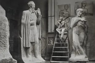 Fioravanti en su estudio de Paris, en 1934, tallando figuras que luego integrarian el Monumento a Avellaneda