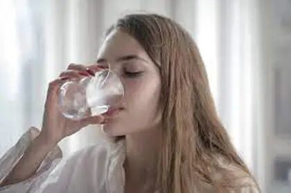 Tomar agua antes de tener sed, es un gran hábito para incorporar
