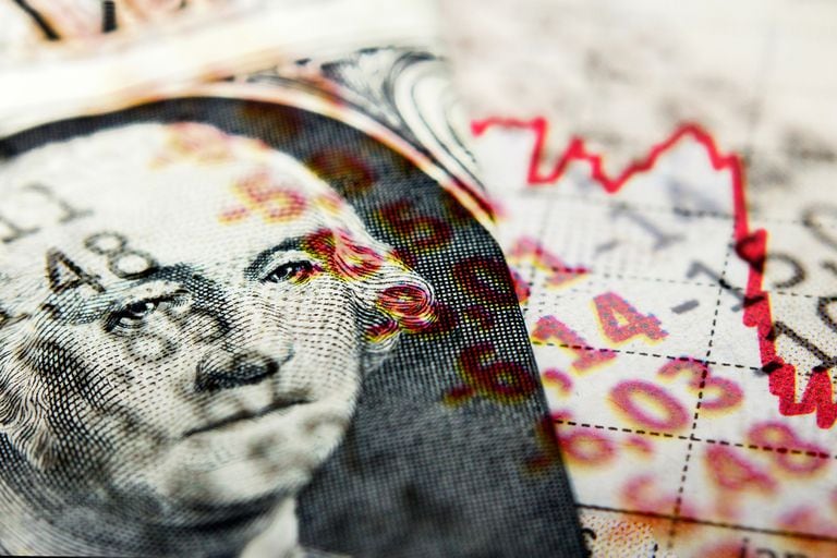 La brecha entre el dólar oficial y el contado con liquidación llegó a niveles récord hoy; cómo presiona las elecciones sobre los distintos tipos de cambio