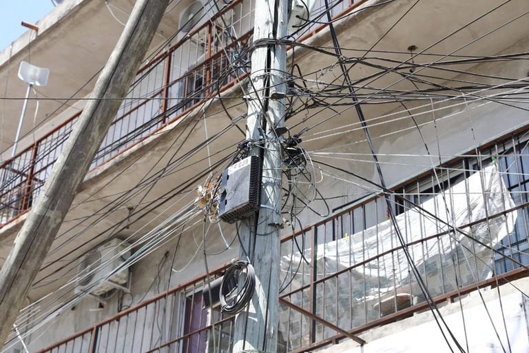 Los cables en el barrio la Esmeralda en San Martín, donde se originó ayer el apagón masivo de luz