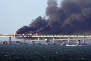 El humo de la explosión del puente de Crimea