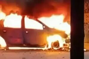 Grababa cómo un auto se incendiaba frente a su casa y cuando salió el vehículo explotó