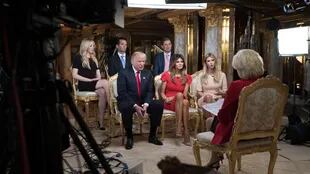 Trump y su familia, durante la entrevista con CBS
