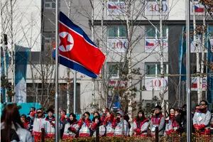 Ya flamea la bandera de Corea del Norte en la Villa Olímpica de los Juegos