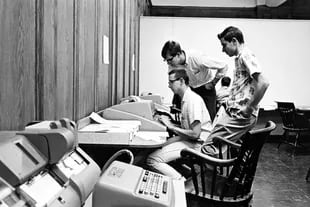 Estudiantes probando el nuevo sistema BASIC en la década de 1960 en la universidad de Dartmouth