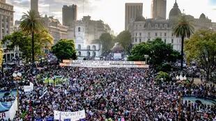 Miles de manifestantes protestan contra la violencia de género en Plaza de Mayo