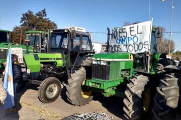 Los tractores listos para la marcha en Sinsacate, Córdoba
