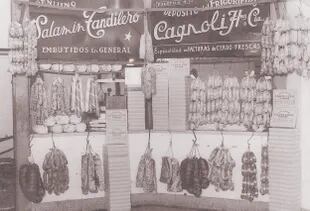Variedad de chacinados tandileros en el puesto de Cagnoli en el Mercado Municipal de Tandil