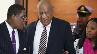 Bill Cosby habla con su abogado durante su juicio por abusos sexuales, que finalmente fue declarado nulo