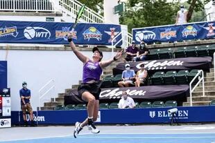 Durante los partidos del World Team Tennis, en Virginia, el público respeta la distancia social y utiliza tapabocas.
